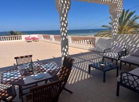 Villa pieds dans l'eau, magnifique terrasse face à la mer, Hotel in Zarzis