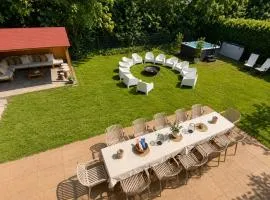 Luxury Villa for 12 Jacuzzi Outdoor lounge & BBQ