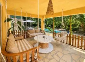 La Cigale- Rez de villa avec piscine