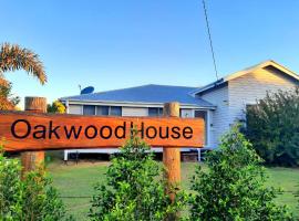 Oakwood House - Spacious 5BR retreat with private BBQ - Wild Wood Park Retreat, hotel a Tambo