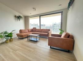 Spacious City Retreat with Balcony, hotel di Antwerp
