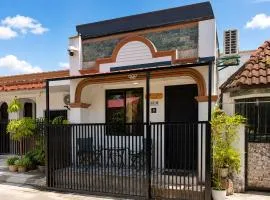 Santa Cosy villa private unit A - 2BR Apt Fast Wi-Fi, Netflix included hot showers