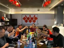 Yangshuo Emoji Youth Hostel -Homemade western breakfast & wakeup for cup of coffee & Free karaoke with beers&Four lovely cats around&All kinds of activities