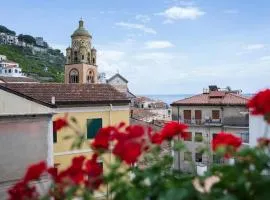 CASA ANNALU' in the historic center of Amalfi with 90 steps and sea view