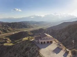 Summit House Joshua Tree - Iconic Mountain Estate with Spa Ping-Pong Fire Pit