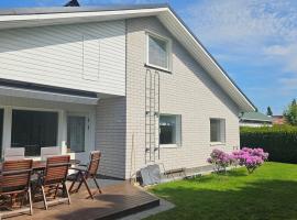 Spacious 4-Bedroom House in Pori، فندق في بوري