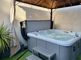 Sandcastles - moments from the beach, hot tub!