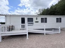 Lovely Caravan With Decking At Stonham Barns Holiday Park Ref 82150Sb