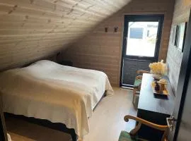 Rom med eget bad til leie felles inngang Uten kjøkken og stue Kun overnatting