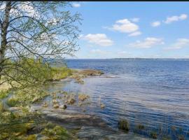 Tiny house with lake view, hotell i Hammarö