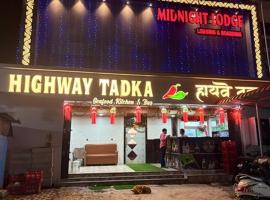 Hotel Midnight Lodging & Boarding, хотел в Панвел