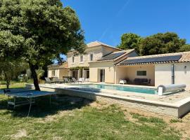 Grand Mas provençale rénové avec piscine, hotel a Valréas