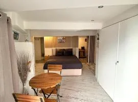 Suite spacieuse et moderne avec cuisine et salle de bain