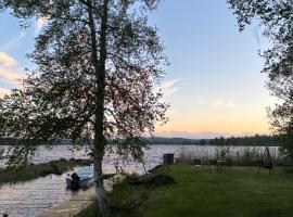 Mysig timmerstuga med sjötomt, Hotel in Grangärde