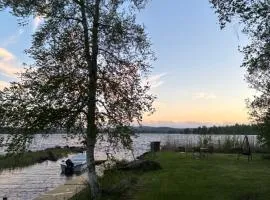 Mysig timmerstuga med sjötomt