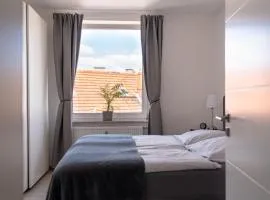 Interior Apartments - Service Apartments in Bahnhofsnähe und UNESCO-Bergpark mit Parkplatzmöglichkeit, EBK, kinderfreundlich, Familienzimmer