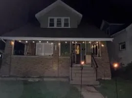 Spacious GR Retreat - Hot Tub - Family Stay