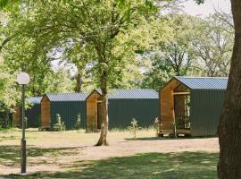 Neptun Beach & Forest Cabins, hotel u Ulconju