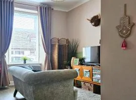 The Ferns - Modern Apartment With Parking & Shared Garden