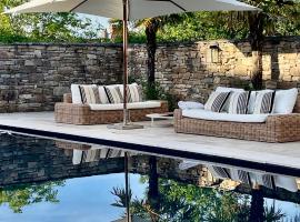 Exclusive Guesthouse with Pool near Saint Cirq Lapopie Tranquil Luxury Stay – hotel w mieście Varaire