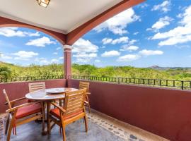 Recently Renovated Luxury Condo with Resort-Style Beach Club Access and Ocean Views, hotel i Playa Conchal