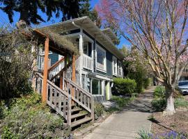 Craftsman Home Near Light Rail to FIFA games, hotel in Seattle