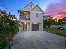 Prime Tampa Hyde Park 4 Bedroom House - Located Near Hyde Park Village, SoHo and Local Beach - Spacious and Comfortable Stay in Perfect Location - Great for Families and Groups Visiting Tampa Near Airport!