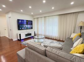3 Bed 2 Bath Bungalow, Walk to Bus, 30 min to Downtown, hotel a Toronto