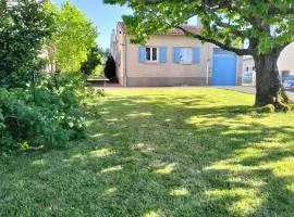 Chez Tata Malou - Maison avec jardin, cour fermée, proche toutes commodités