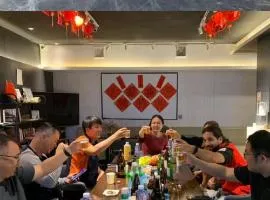Yangshuo Emoji Youth Hostel -Homemade western breakfast & wakeup for cup of coffee & Free karaoke with beers&Four lovely cats around&All kinds of activities