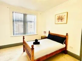 Stylish 5BR Home Free Parking & Fast WiFi