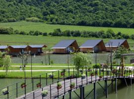 Moretoni Lake Resort, Hotel in Napareuli