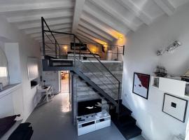 Loft due livelli di design pubblicato su riviste architettura con due posti auto, khách sạn ở Porto Santo Stefano