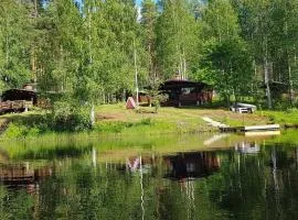 Perinteinen mökki järven rannalla