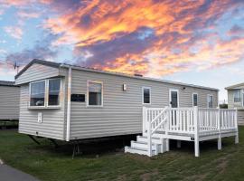 The Willow Caravan Cliff Top Coastal Retreat at Eyemouth Holiday Park Sleeps 6 Near Beach, hotel u gradu 'Eyemouth'