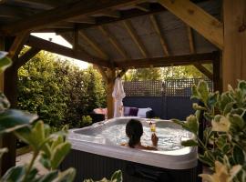 Scenery Hill Hideaways The Coach House Charming Retreat with Jacuzzi and BBQ Hut Near the Lake District โรงแรมในเวิร์คคิงตัน