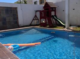 Casa completa, 4 dormitorios, 7 camas dobles, 4 sofá cama, 3 baños 1 en planta baja, cocina equipada, consola Arcade, asador, juguetes para niños, plancha, secadora, cafetera, etc, fraccionamiento privado, zona de vías rápidas y toallas, hotel en Torreón