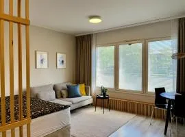 Cozy City Apartment - Car parking - Queen bed - Wifi