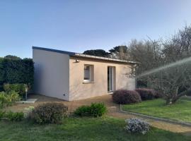 Maison à 300m de la plage au calme avec jardin, מלון בPenvénan