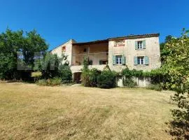Typically Provençal estate with swimming pool for family holidays