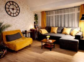 Luxury Smart 1-Bedroom Residence, Windsor,Slough, Sleeps 4, Garden, Parking, hotel i Slough
