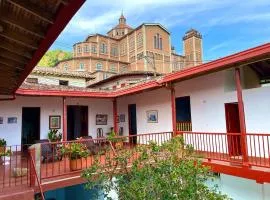 Colonial house next to the park and Madre Laura