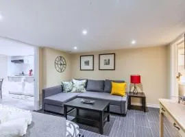 St Clair Hotel - Cozy Basement Suite with Parking