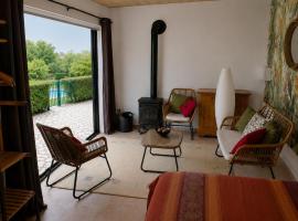 TourTour in the Loire Valley poolside Chalet, hotell i Saint-Avertin