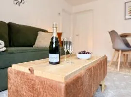 Laurel, Bright 2-Bed Home, Central Aberdare