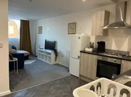 Modern 2 bed flat 1 min to station and amenities