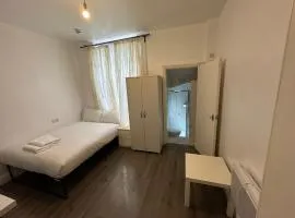 Spacious Studio on Wood Lane