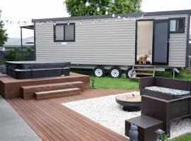 Havenly Stay A Tiny Home Central Location with Firepit & Spa, hotel a Worragee