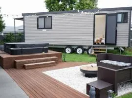 Havenly Stay A Tiny Home Central Location with Firepit & Spa