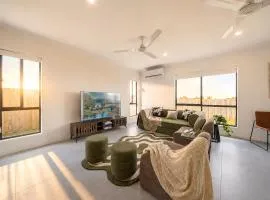 Pet Friendly Family Escape with big Yard - Sleeps 8
